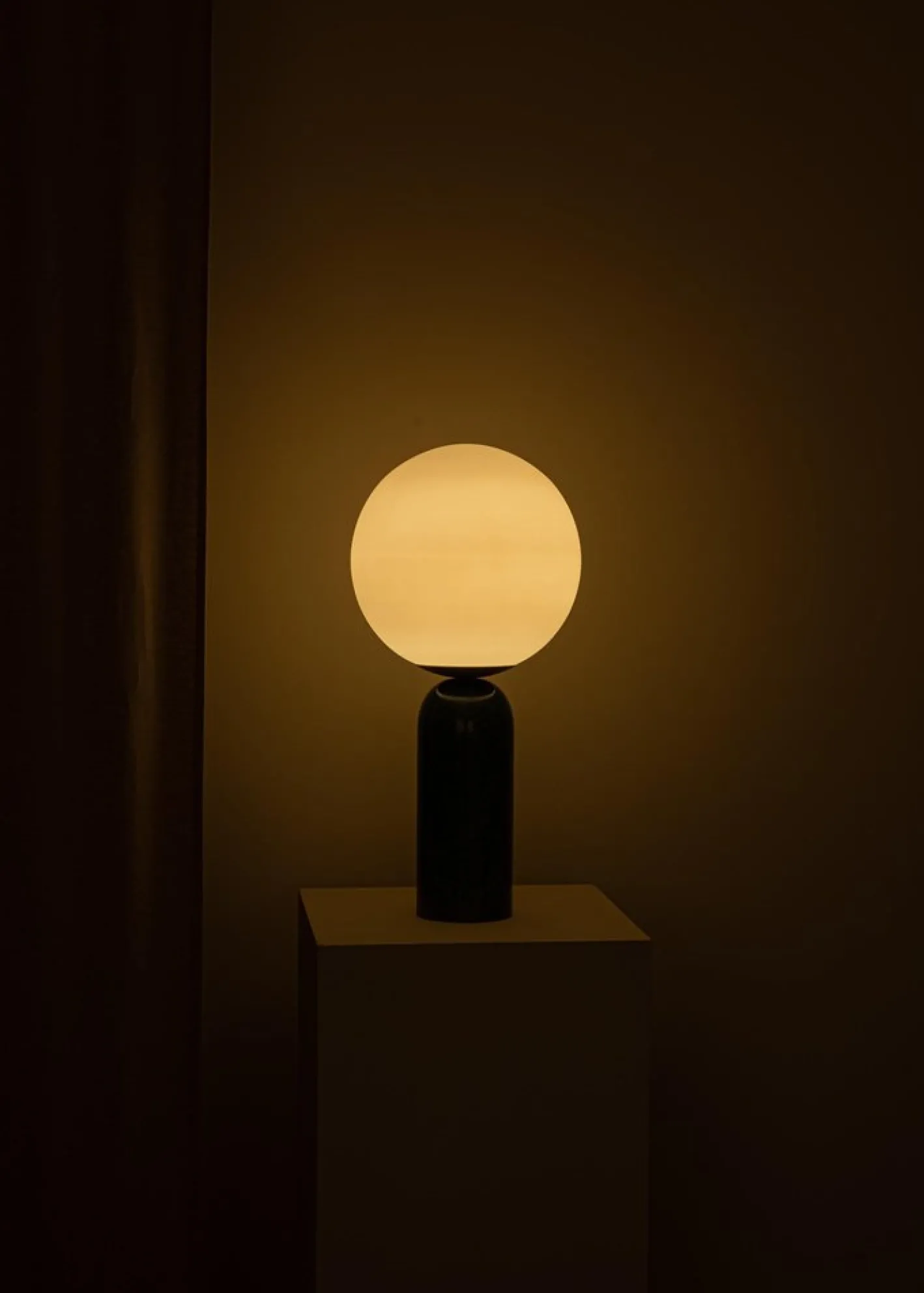 Grüne Atlas Tischlampe aus Marmor & Messing von Simone & Marcel