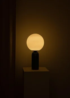 Grüne Atlas Tischlampe aus Marmor & Stahl von Simone & Marcel