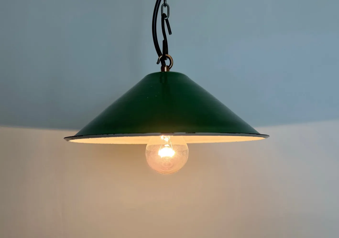 Grün emaillierte industrielle Fabriklampe, 1950er