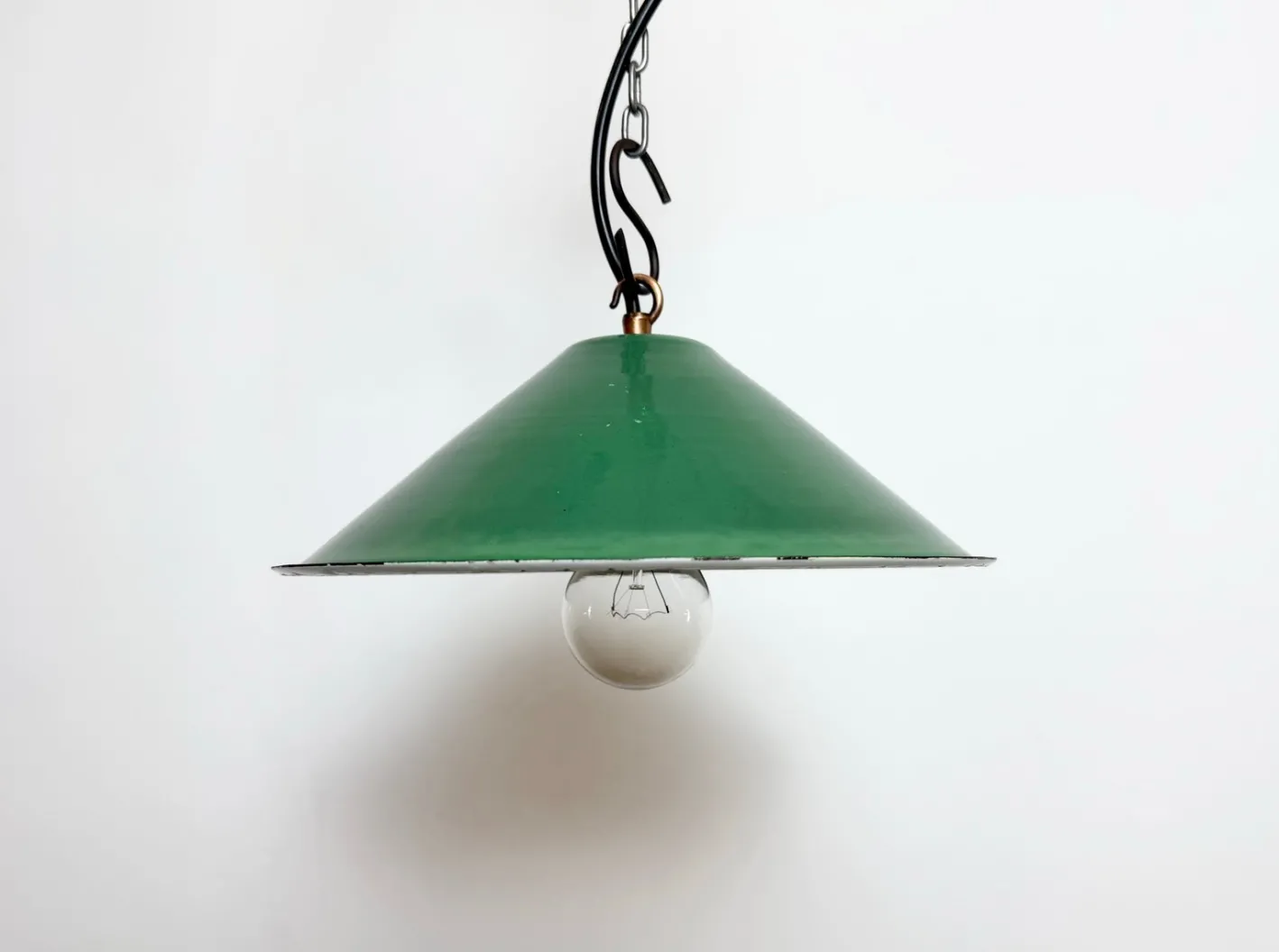 Grün emaillierte industrielle Fabriklampe, 1950er