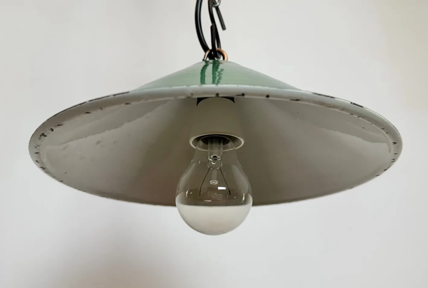 Grün emaillierte industrielle Fabriklampe, 1950er