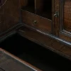Große antike englische Kommode aus Eiche mit Geheimfächern und abgestuftem Interieur, 18. Jh.