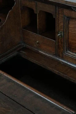 Große antike englische Kommode aus Eiche mit Geheimfächern und abgestuftem Interieur, 18. Jh.