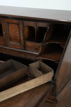 Große antike englische Kommode aus Eiche mit Geheimfächern und abgestuftem Interieur, 18. Jh.
