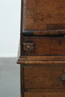 Große antike englische Kommode aus Eiche mit Geheimfächern und abgestuftem Interieur, 18. Jh.