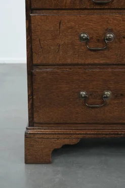 Große antike englische Kommode aus Eiche mit Geheimfächern und abgestuftem Interieur, 18. Jh.