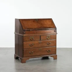 Große antike englische Kommode aus Eiche mit Geheimfächern und abgestuftem Interieur, 18. Jh.