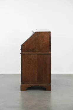 Große antike englische Kommode aus Eiche mit Geheimfächern und abgestuftem Interieur, 18. Jh.
