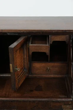 Große antike englische Kommode aus Eiche mit Geheimfächern und abgestuftem Interieur, 18. Jh.