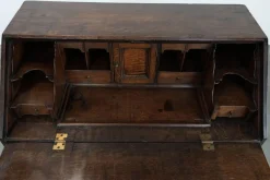 Große antike englische Kommode aus Eiche mit Geheimfächern und abgestuftem Interieur, 18. Jh.