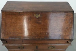 Große antike englische Kommode aus Eiche mit Geheimfächern und abgestuftem Interieur, 18. Jh.