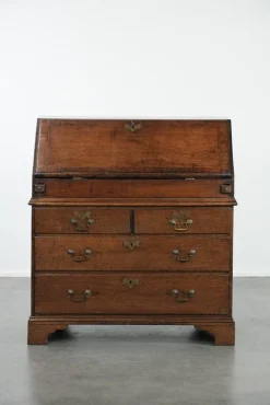 Große antike englische Kommode aus Eiche mit Geheimfächern und abgestuftem Interieur, 18. Jh.