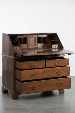 Große antike englische Kommode aus Eiche mit Geheimfächern und abgestuftem Interieur, 18. Jh.