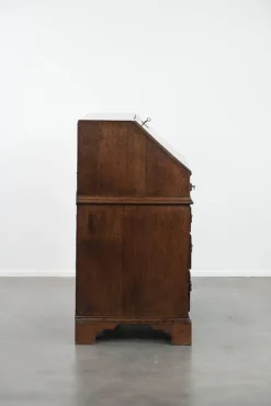 Große antike englische Kommode aus Eiche mit Geheimfächern und abgestuftem Interieur, 18. Jh.