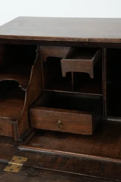 Große antike englische Kommode aus Eiche mit Geheimfächern und abgestuftem Interieur, 18. Jh.