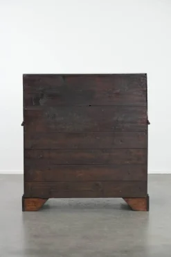Große antike englische Kommode aus Eiche mit Geheimfächern und abgestuftem Interieur, 18. Jh.