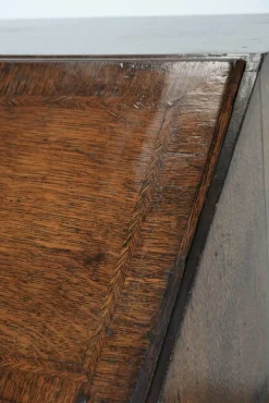 Große antike englische Kommode aus Eiche mit Geheimfächern und abgestuftem Interieur, 18. Jh.