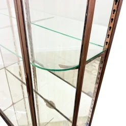 Große antike Museumsvitrine aus Metall mit gebogenem Glas, 1890er