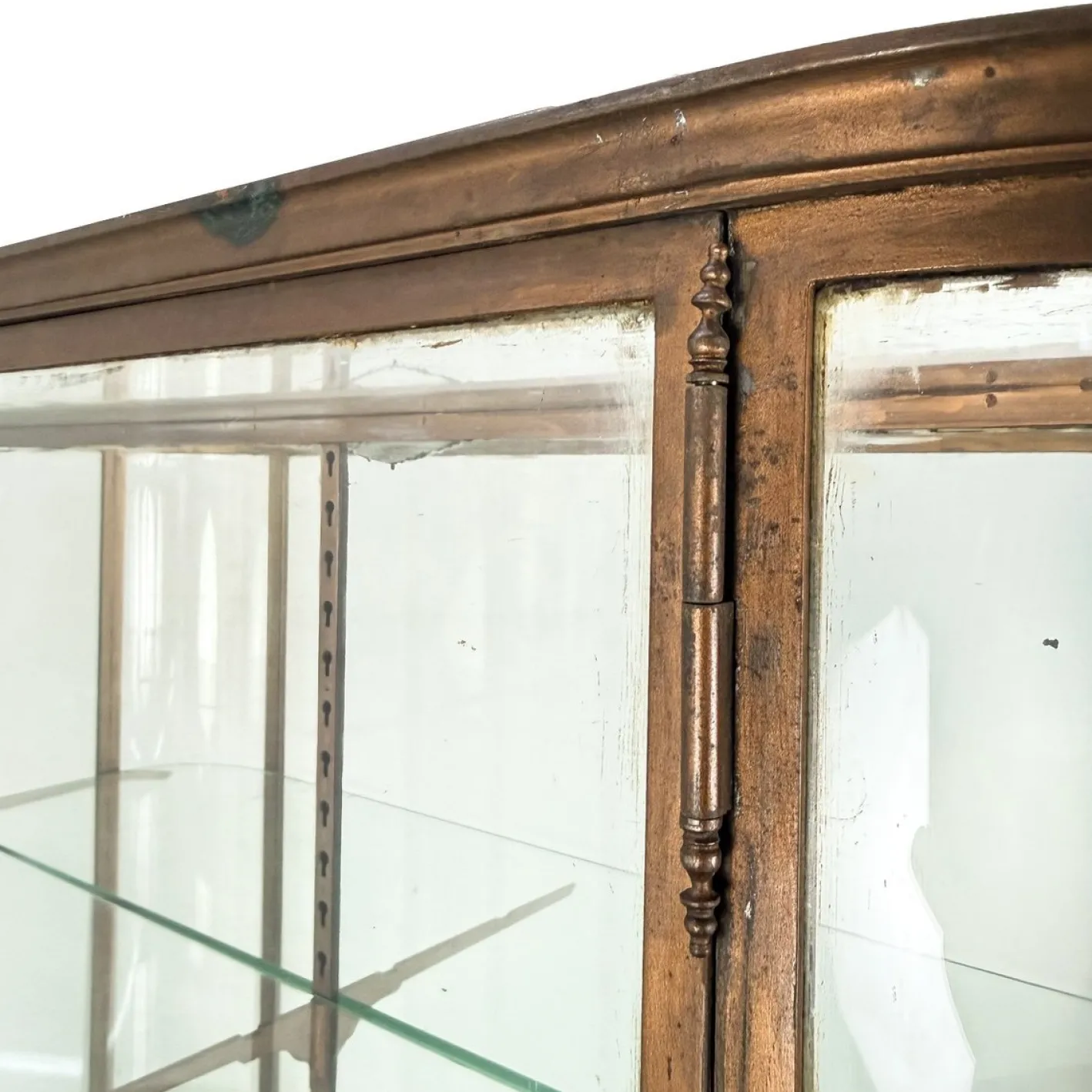 Große antike Museumsvitrine aus Metall mit gebogenem Glas, 1890er
