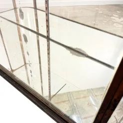 Große antike Museumsvitrine aus Metall mit gebogenem Glas, 1890er