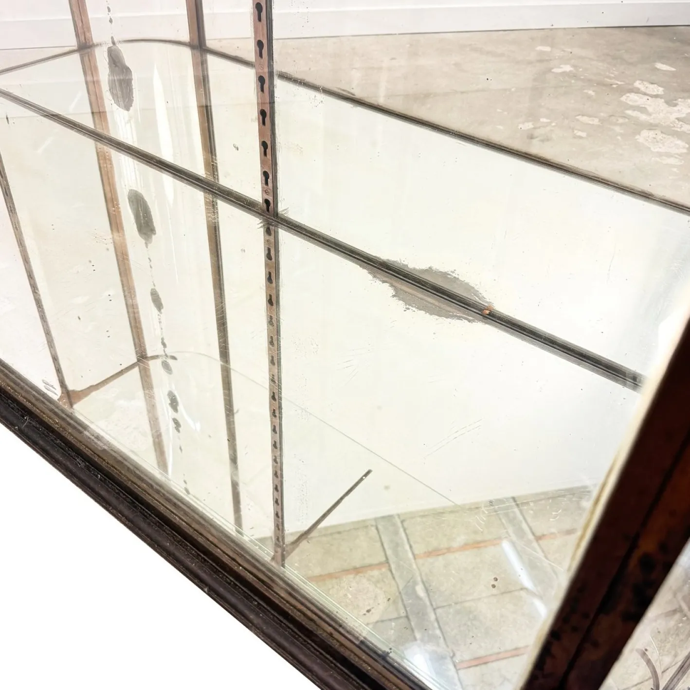 Große antike Museumsvitrine aus Metall mit gebogenem Glas, 1890er