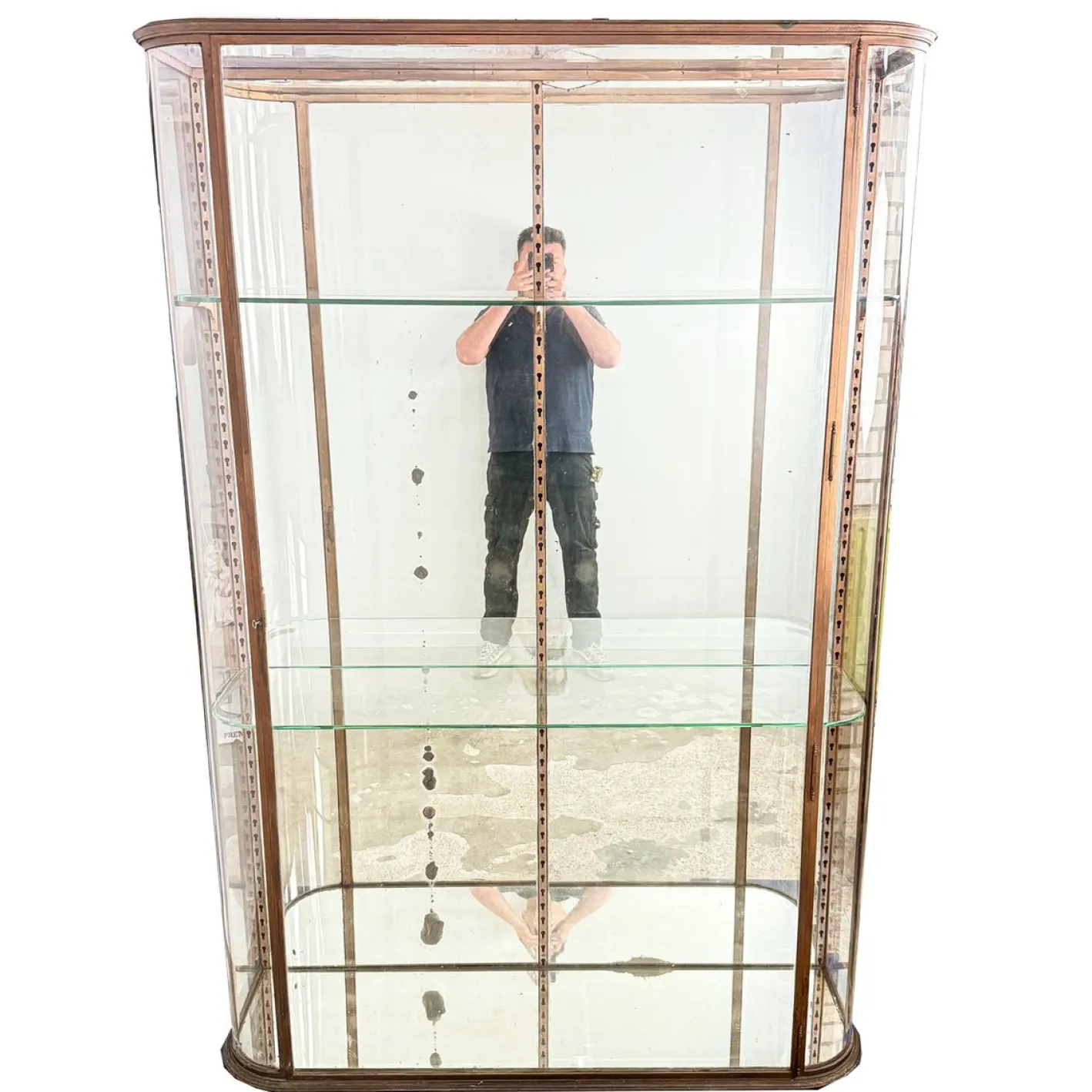 Große antike Museumsvitrine aus Metall mit gebogenem Glas, 1890er