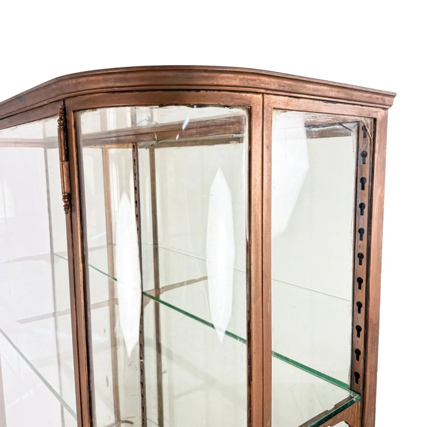 Große antike Museumsvitrine aus Metall mit gebogenem Glas, 1890er
