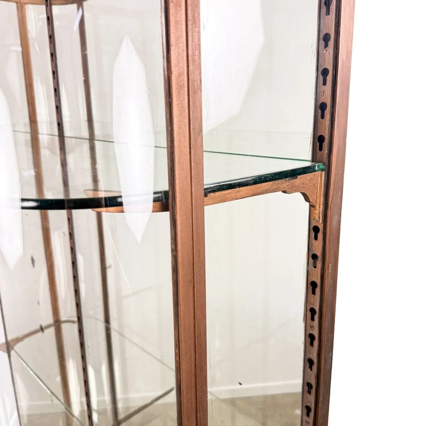 Große antike Museumsvitrine aus Metall mit gebogenem Glas, 1890er