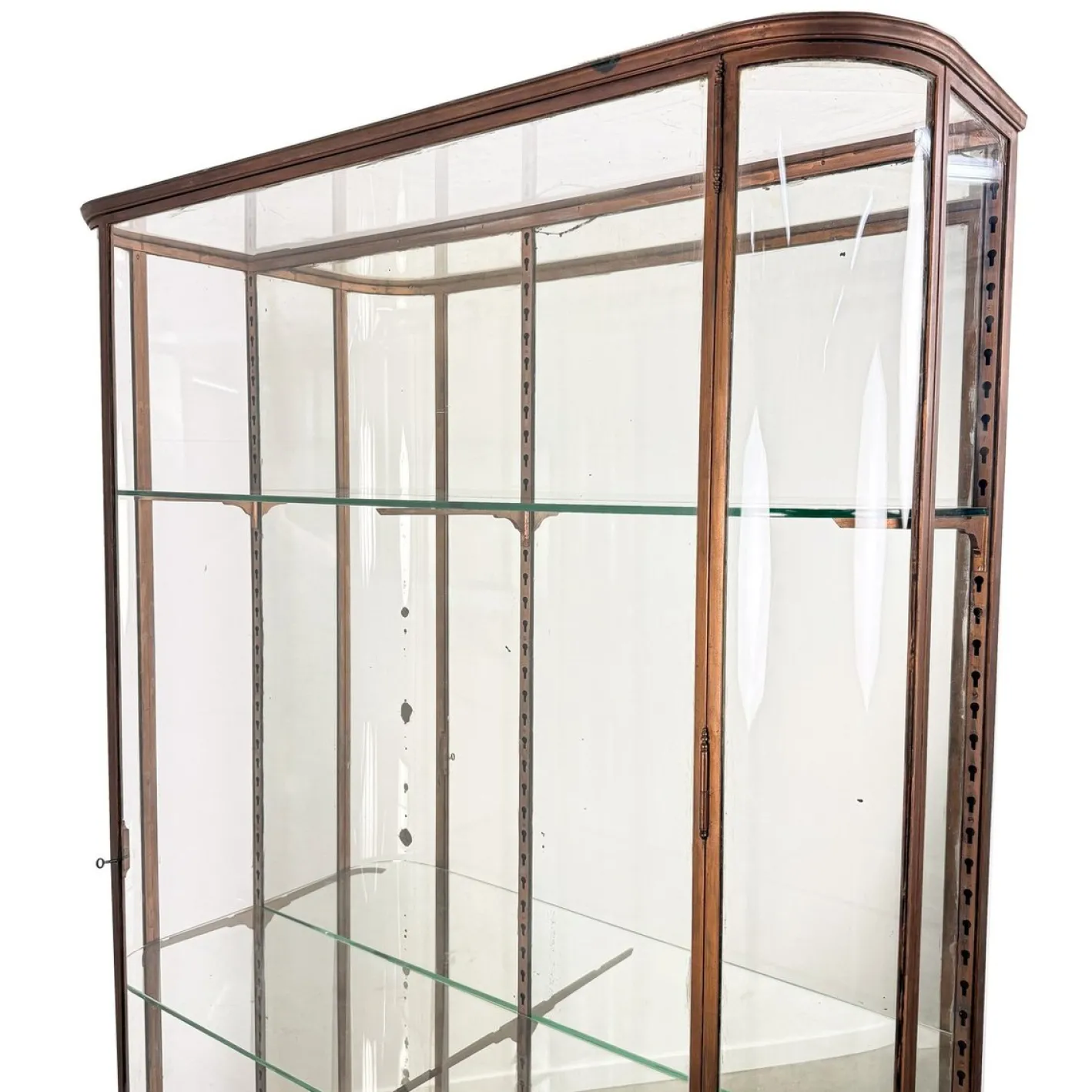 Große antike Museumsvitrine aus Metall mit gebogenem Glas, 1890er