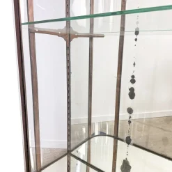 Große antike Museumsvitrine aus Metall mit gebogenem Glas, 1890er