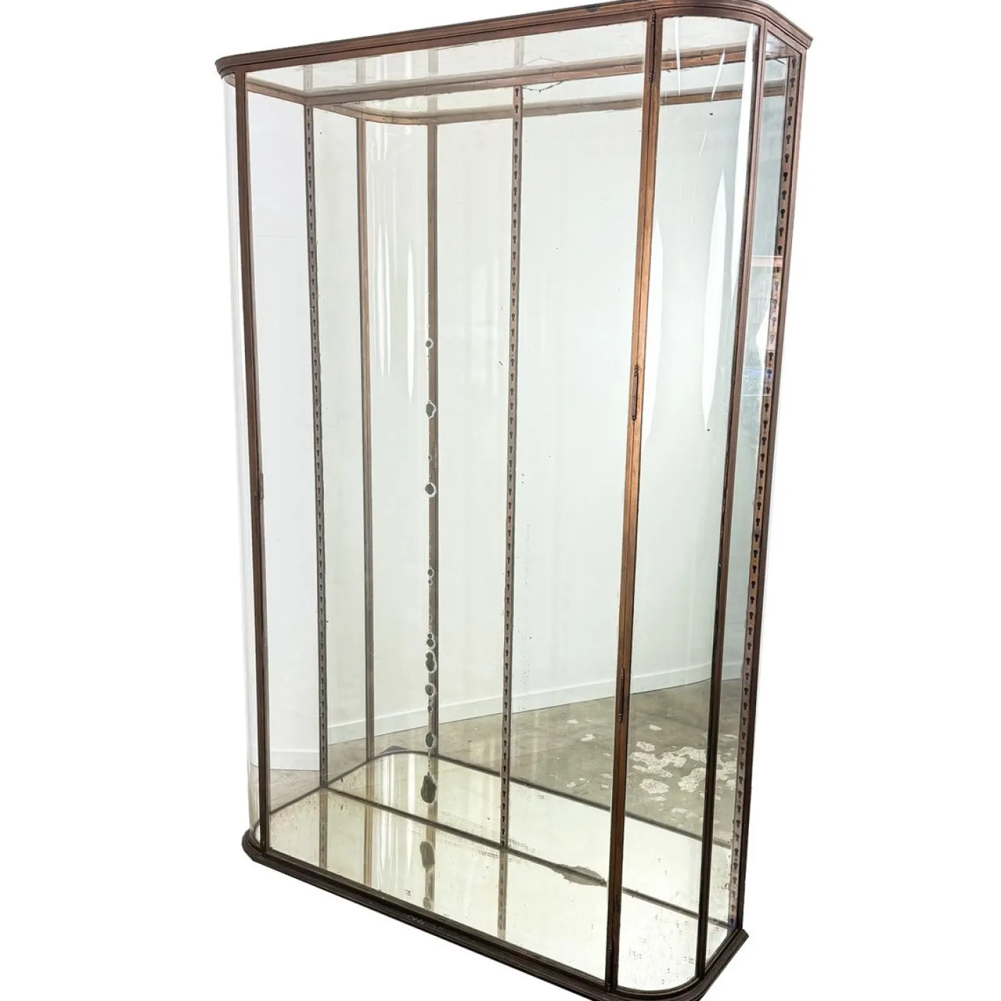 Große antike Museumsvitrine aus Metall mit gebogenem Glas, 1890er