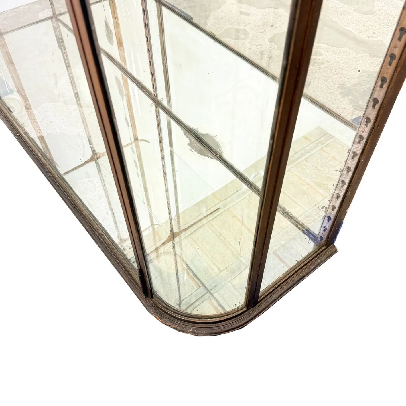 Große antike Museumsvitrine aus Metall mit gebogenem Glas, 1890er