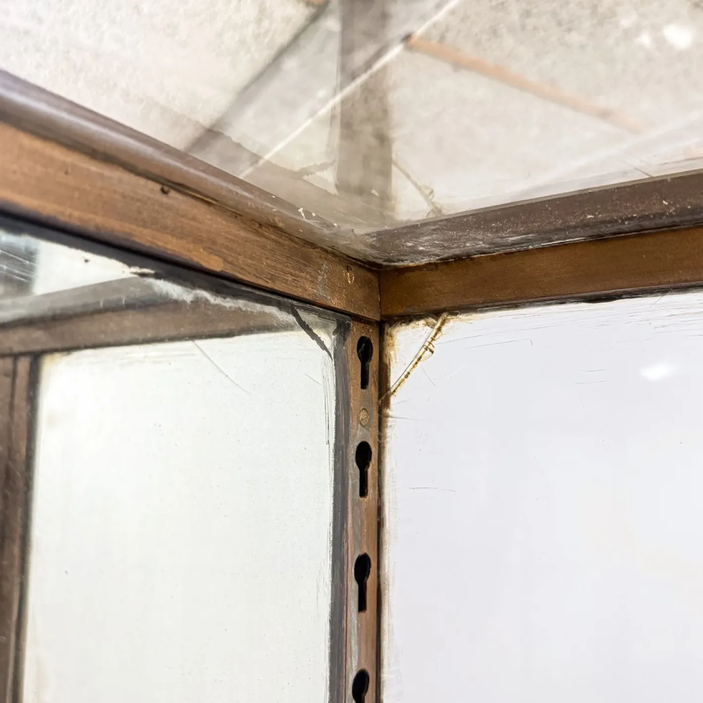 Große antike Museumsvitrine aus Metall mit gebogenem Glas, 1890er