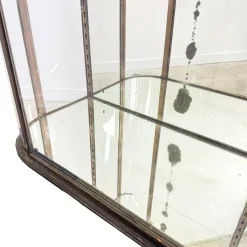 Große antike Museumsvitrine aus Metall mit gebogenem Glas, 1890er