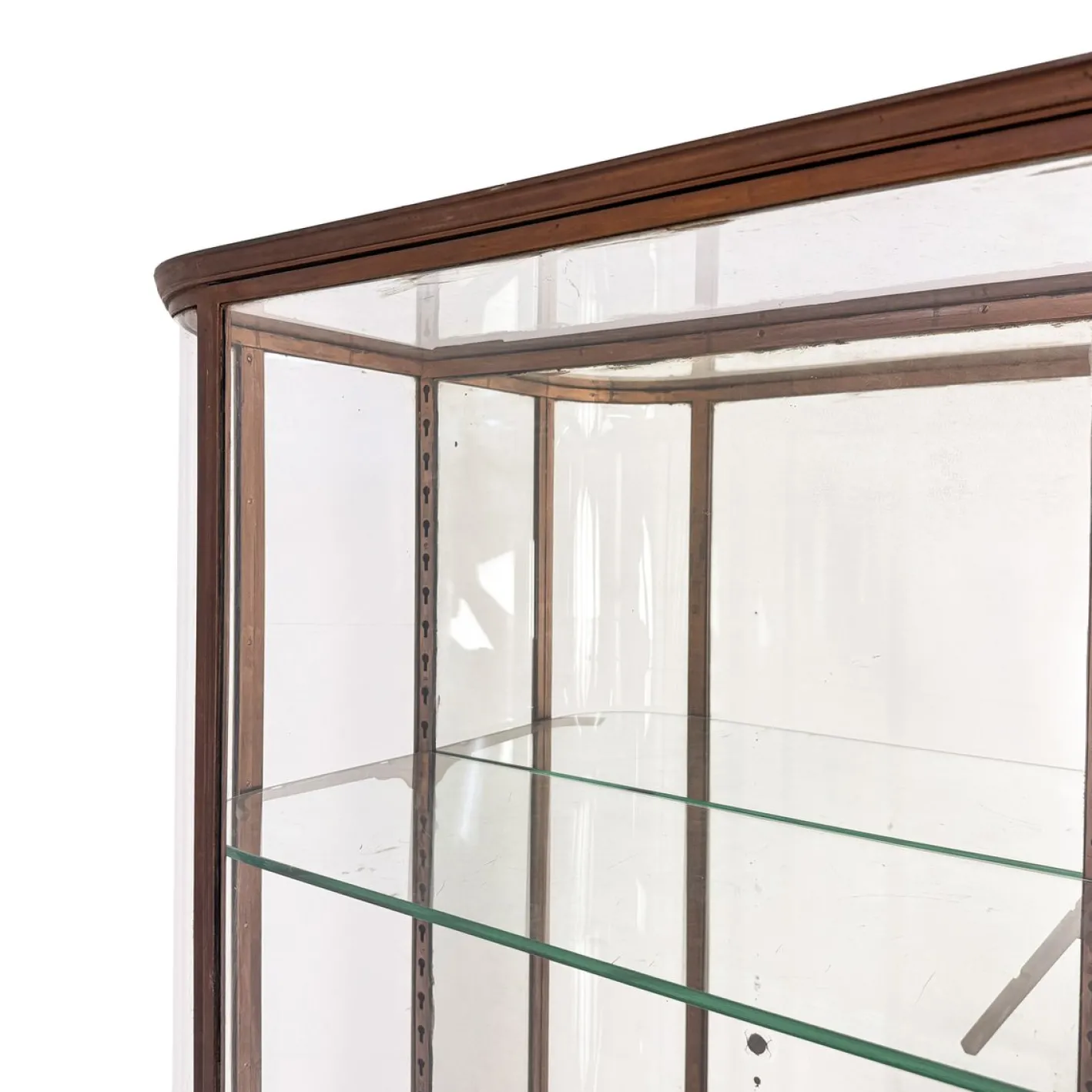 Große antike Museumsvitrine aus Metall mit gebogenem Glas, 1890er