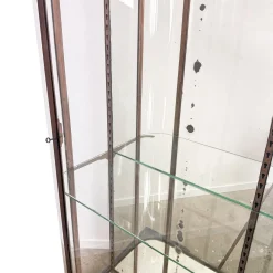 Große antike Museumsvitrine aus Metall mit gebogenem Glas, 1890er