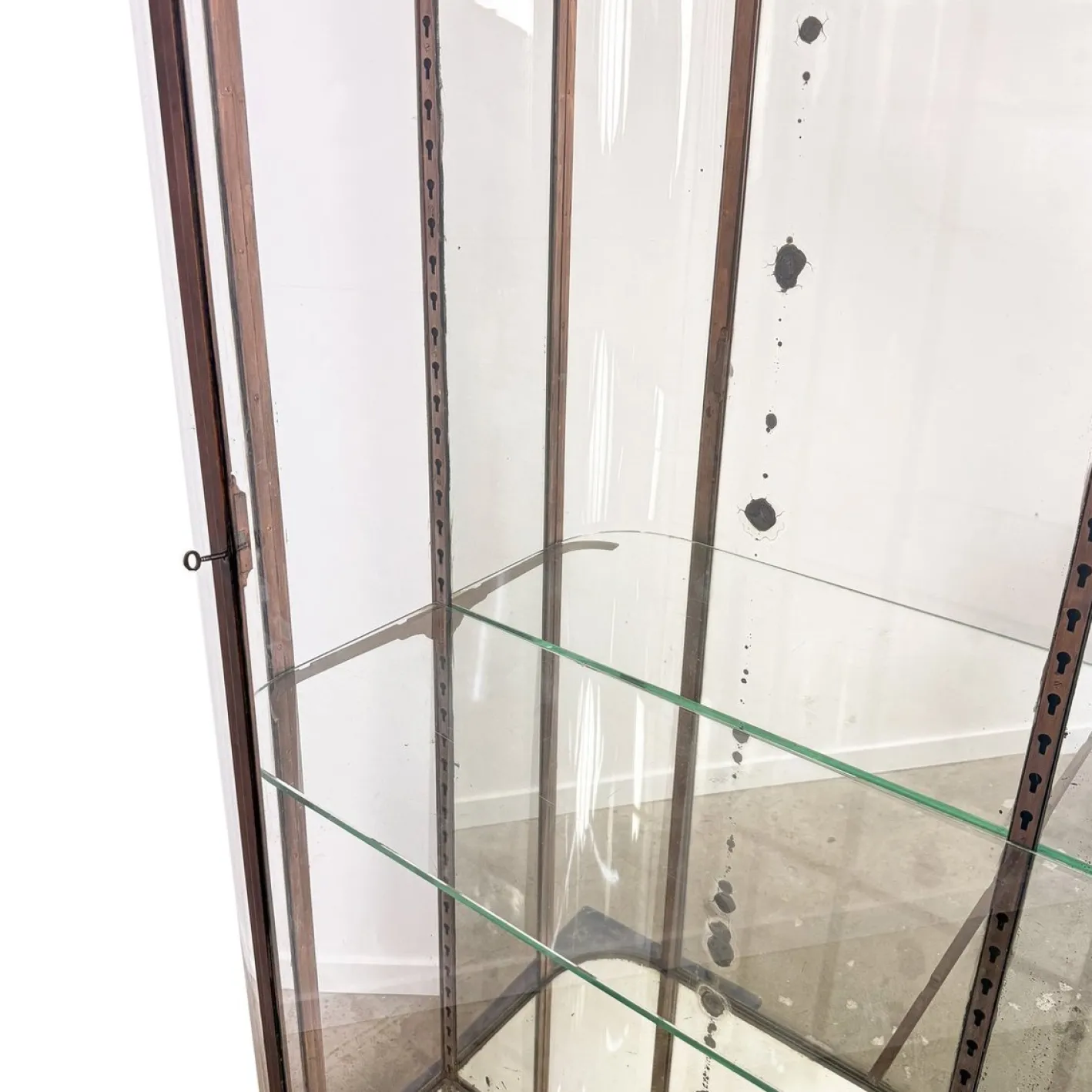 Große antike Museumsvitrine aus Metall mit gebogenem Glas, 1890er