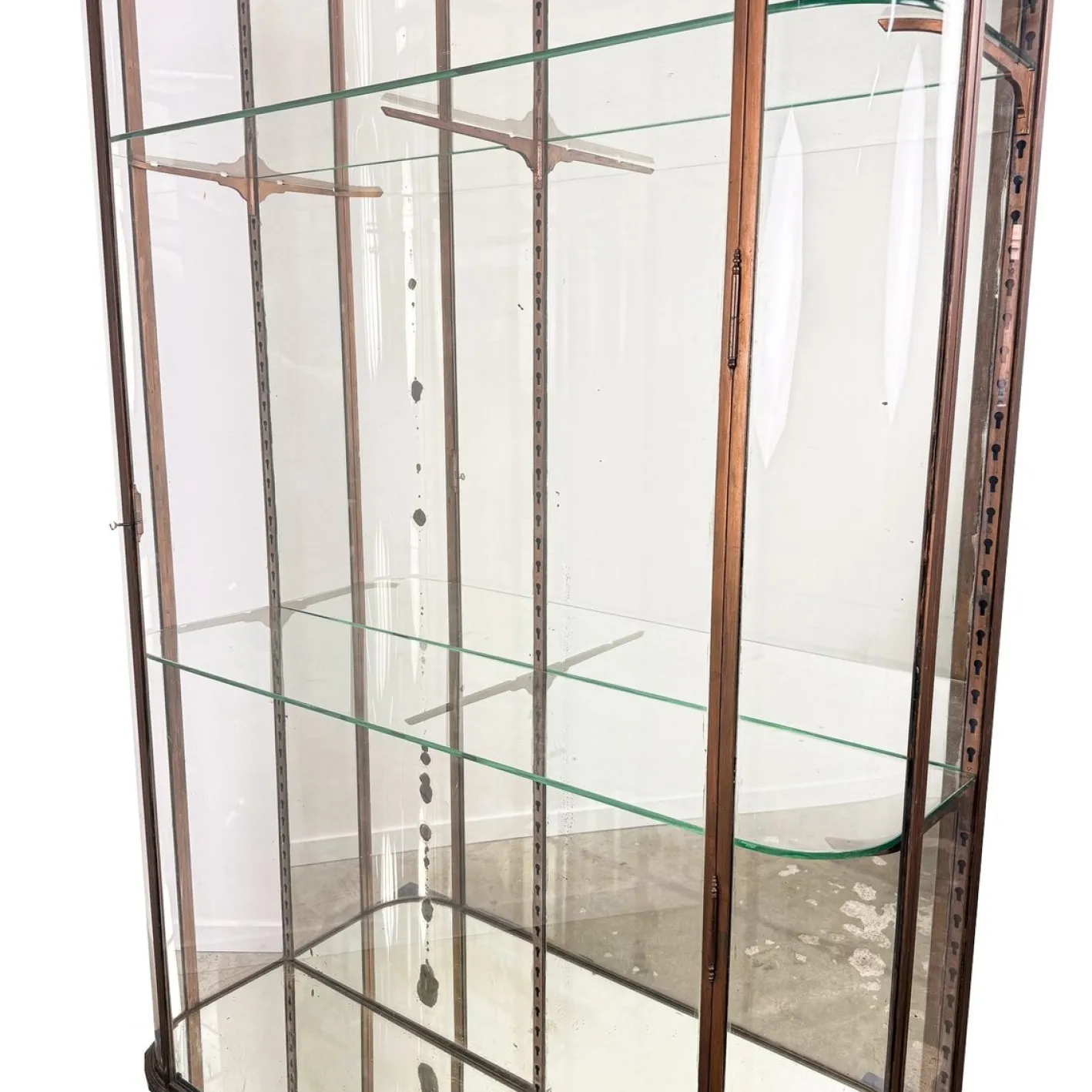 Große antike Museumsvitrine aus Metall mit gebogenem Glas, 1890er
