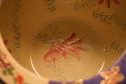 Große chinesische Vintage Satsuma Moriage Geishas Koi Fischschale im Export