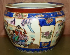 Große chinesische Vintage Satsuma Moriage Geishas Koi Fischschale im Export