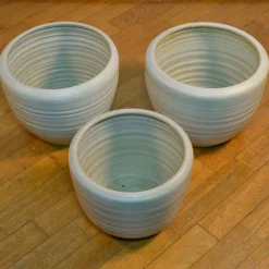 Große Cremeweiße Studio Keramik Übertöpfe von Mobach 1980er, 4 . Set