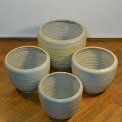 Große Cremeweiße Studio Keramik Übertöpfe von Mobach 1980er, 4 . Set