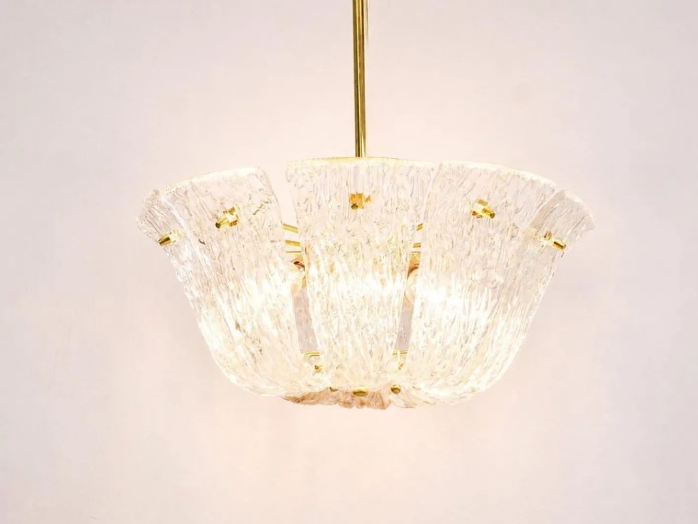Große Geschwungene Vintage Korblampe aus Messing & Strukturglas von JT Kalmar für Kalmar, Vienna, 1950