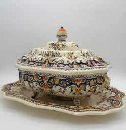 Große handbemalte französische Vieux Rouen Terrine mit Ladegerät, 1930er