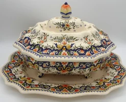 Große handbemalte französische Vieux Rouen Terrine mit Ladegerät, 1930er