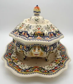 Große handbemalte französische Vieux Rouen Terrine mit Ladegerät, 1930er