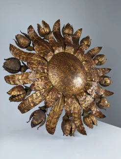 Große Mid-Century Deckenlampe aus vergoldetem Metall in Sonnen-Optik mit floralem Motiv, 1950er