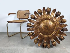 Große Mid-Century Deckenlampe aus vergoldetem Metall in Sonnen-Optik mit floralem Motiv, 1950er