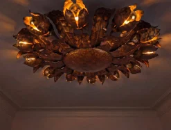 Große Mid-Century Deckenlampe aus vergoldetem Metall in Sonnen-Optik mit floralem Motiv, 1950er