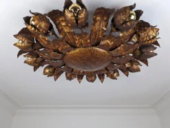 Große Mid-Century Deckenlampe aus vergoldetem Metall in Sonnen-Optik mit floralem Motiv, 1950er